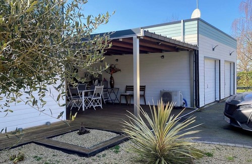 Neant-sur-Yvel House | Green room on ground floor 1 with bathroom in attractive wooden house
