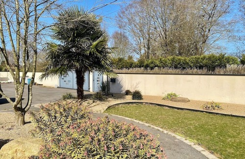 Neant-sur-Yvel House | Green room on ground floor 1 with bathroom in attractive wooden house