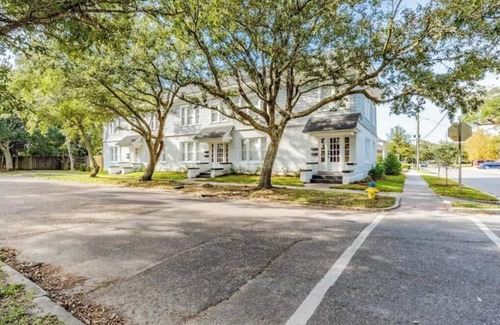 Leinkauf Apartment | Cutest Studio on Church Street!
