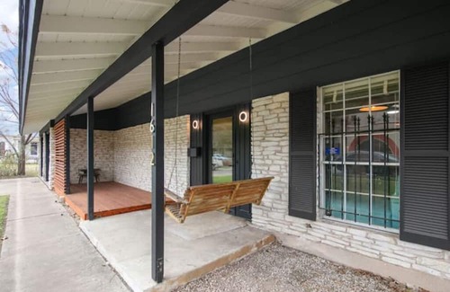 Blackshear-Prospect Hill House | Huge 4 Bedroom MCM House, Walk to Downtown!