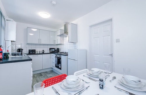 Skipton House | Contractors* Sleeps 8* Free Parking*Discounts
