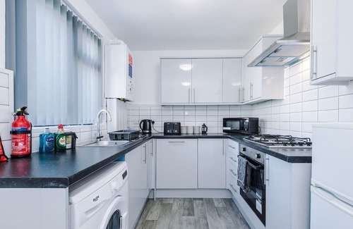 Skipton House | Contractors* Sleeps 8* Free Parking*Discounts
