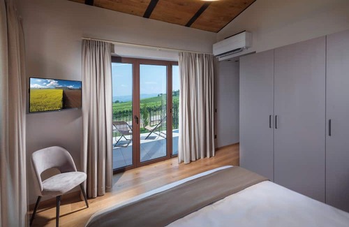 Castagnito Bed & Breakfast | Large Deluxe Suite 101 with terrace - Relais PQlin & Winery.