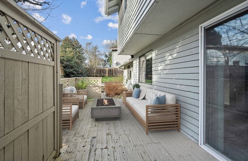 Federal Way House | A beautiful private bedroom in a peaceful neighborhood in Federal Way- Twin-lake