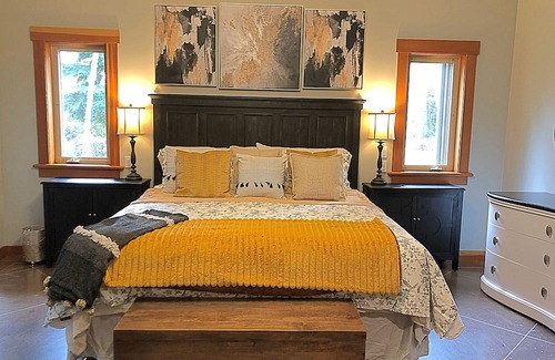 Central Saanich Other | 5 Bedroom Seabrook Farmhouse, Hot Tub and Swimming Pool 3 min-Butchart Gardens