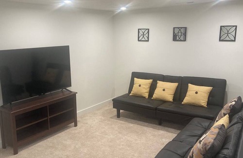 Snowbird House | Charming 2-bedroom basement apartement with WiFi, AC in Saratoga Springs