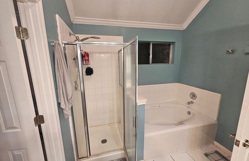 Spring House | Spacious 2140sqft 4-bedroom house with AC, WiFi. NO PARTIES/SMOKING.