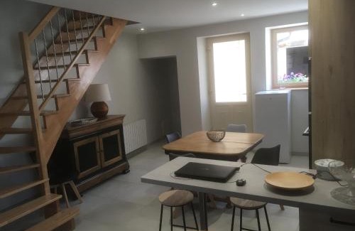 Dun-sur-Auron House | Gîte cosy à Dun-sur-Auron avec cour close et garage - FR-1-586-48