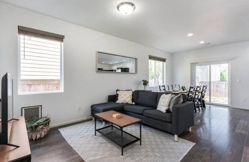 North Image House | Modern 3b/2b Retreat near Portland (Must-See)