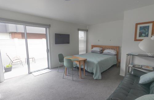 One Tree Point Bed & Breakfast | Marsden Cove Canal Haven with Spa Pool