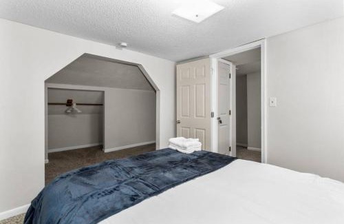 Rosedale House | Spacious 4BR - Close to KU, Westport, Plaza