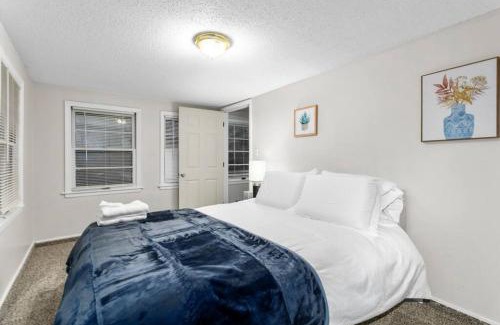 Rosedale House | Spacious 4BR - Close to KU, Westport, Plaza
