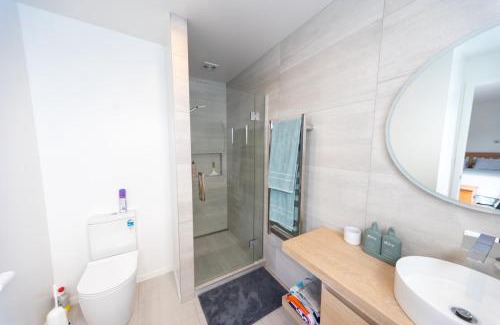 One Tree Point Bed & Breakfast | Marsden Cove Canal Haven with Spa Pool
