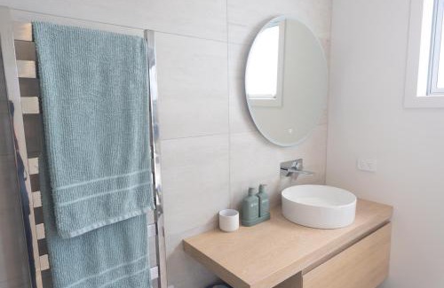 One Tree Point Bed & Breakfast | Marsden Cove Canal Haven with Spa Pool