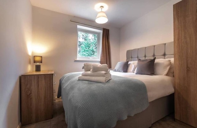 Cozy 3 bedroom house, sleeps 6 with parking
