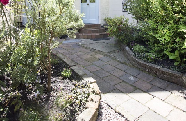 Stunning Riverside Apartment with views, central city,free parking, garden