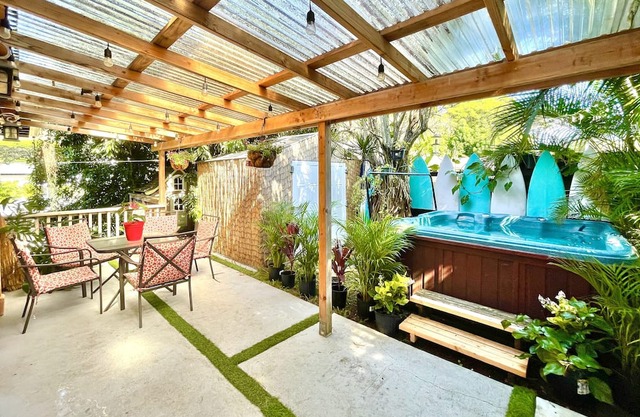 Tropical Villa with Hot tub- Great location!