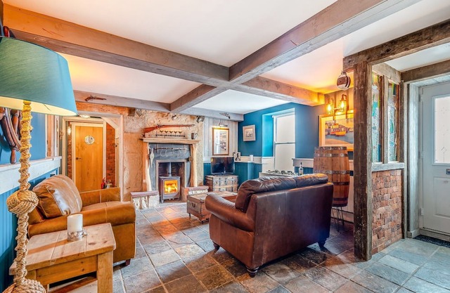 The Harbour Nook is a gorgeous ground floor, coastal apartment situated at the harbour’s edge with l