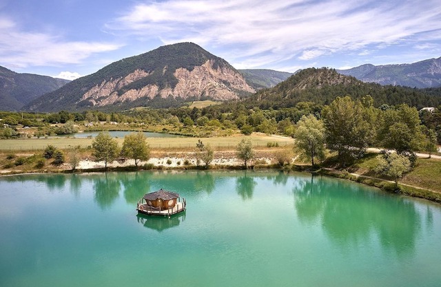 Luxe Sanitary XL 6 pers. Villatent at lake Lac Blue | Mountains| Family campsite