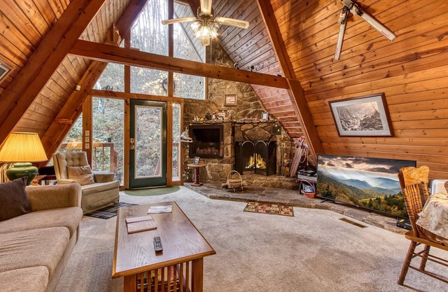 2 Miles to Downtown Gatlinburg! Pools, clubhouse, tennis courts! Near Ober!