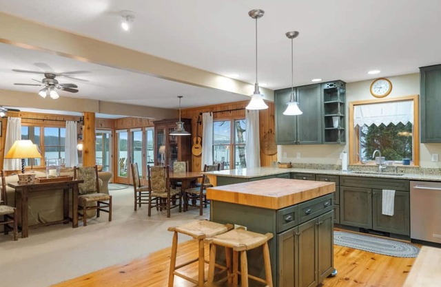 Walloon Lake Waterfront Cottage 4BR/2BA near the Village