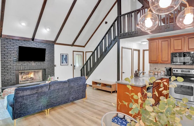 Cozy Cabin Escape: Fire Pit, Kayak, Near Ski Resorts, Kalahari, and Camelback!