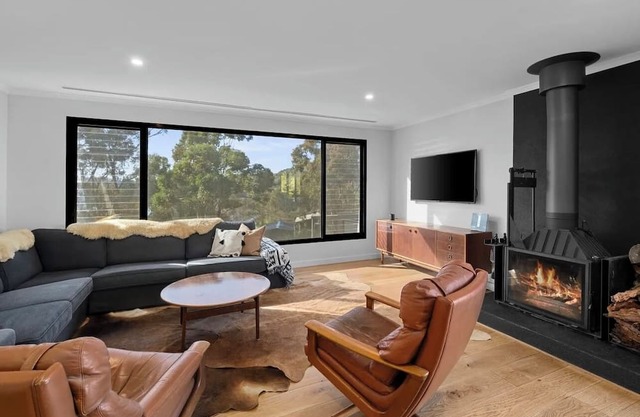 Great house with terrific views looking at the water. Pet friendly.
