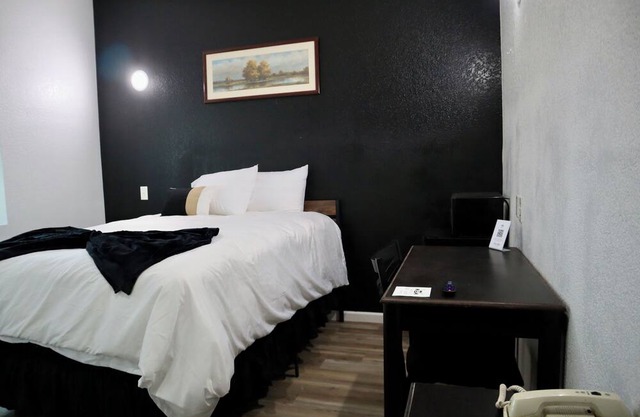Historic Hotel Dilley Grand- Queen ADA Bed