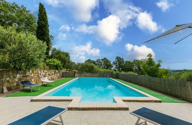 Beautiful private villa with A/C, private pool, hot tub, WIFI, TV, patio, panoramic view and par.