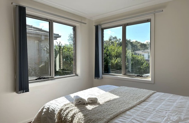 Spacious City-Edge Parkville Family Home (5 Bedrooms /3 Bathrooms)