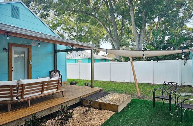 Blue Bungalow: 2/2 SFH w fenced in yard