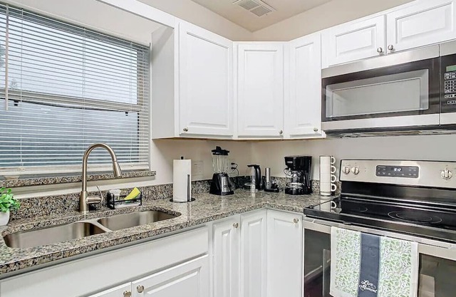 2BR Retreat: Close to Attractions & Free Parking!