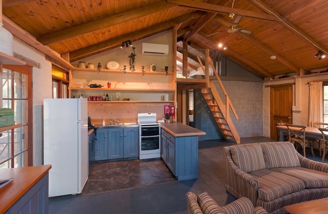 Cloudy Creek Cottage ~float in serenity!
