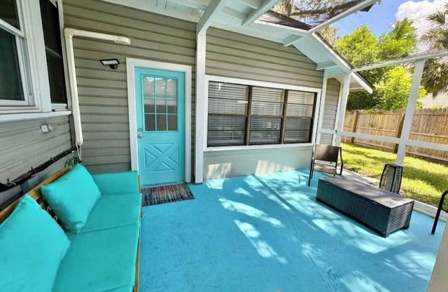 Sponge Docks. Charming, renovated, large studio, in Historic Tarpon Springs.