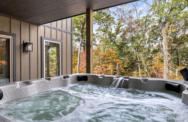 Idlewood Treehouse with Hot tub