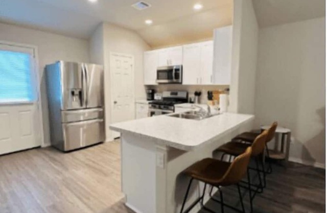Cozy 3 bedroom house with 6 beds, parking, Wi-Fi, pet friendly