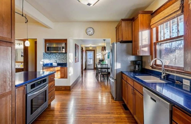 Historic, Clean, Private, Central, Spacious, HOME, Hot Tub, Fire Pit, Basketball