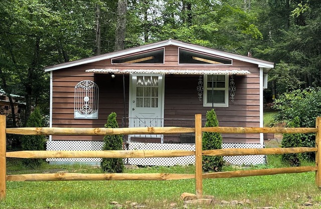 Charming cottage with WiFi/AC, Bicycling, Hiking, canoeing, Snowshoe Mtn, Cass.