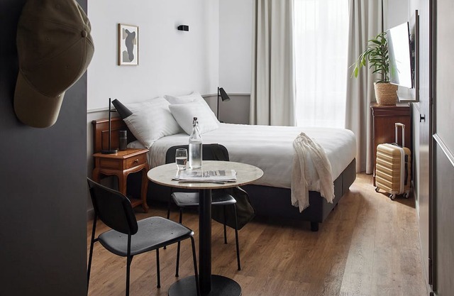 Charming hotel in fantastic Lausanne with WiFi, fitness room, AC