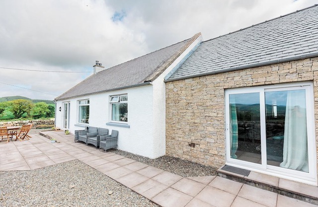 Fantastic three bedroom cottage offering open plan living, with hot tub.