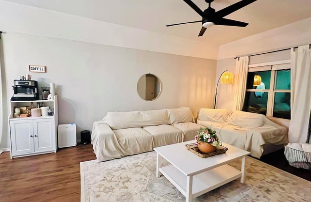 Cozy room by Austin & Pool Access