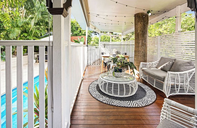 Bardon Beauty Pool with self contained unit downstairs sleeps 6 to 8