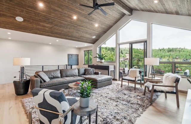 Views! 2024 built home. Avail Sept 2024, Summer 2025, ELEVATOR. 3 KING BEDS