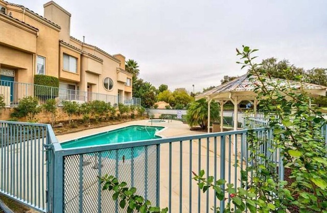 Never China town. Spacious townhouses, Swimming pool