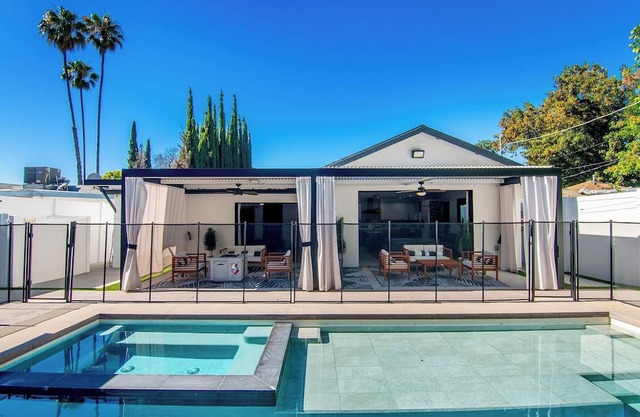 Poolside Modern Escape Villa In Tarzana
