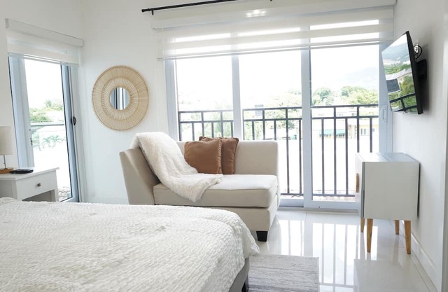 Licia's Stylish Retreat, feels like home with amazing views