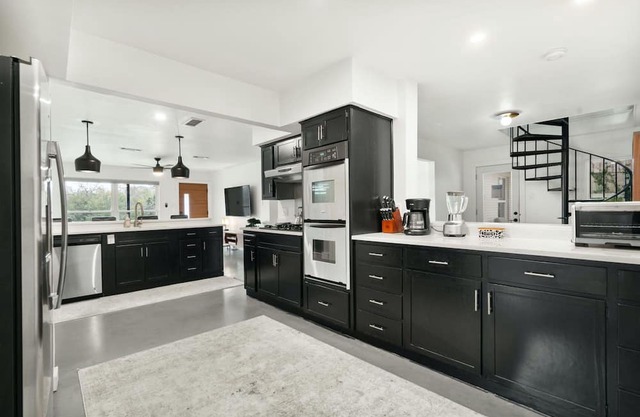 Oakshade Oasis – Immaculate 4 BDR w/Private Pool! Walk to S. Congress & Lamar