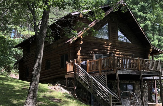 Log cabin on the lake. Game room, fire pit, near golf & supper clubs! Sleeps 14