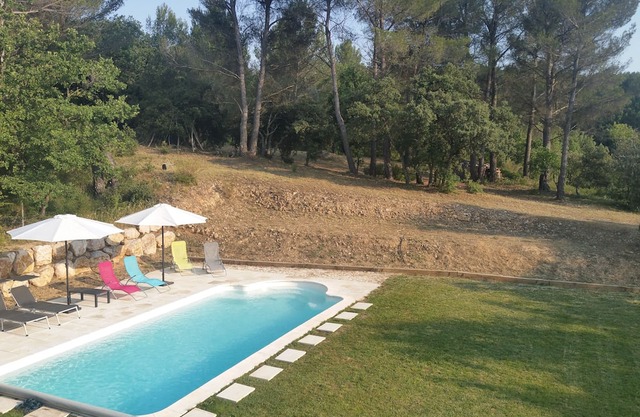 Family house of 180 m2, 5 bedrooms / 8 people, quiet with swimming pool.
