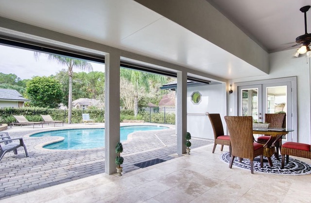 ~Hush Haven Sleeps 12 Heated Pool & Spa~